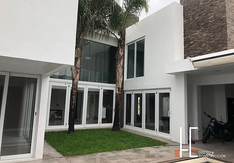 Casa 3 Misiones: Jardín interior y puertas plegables