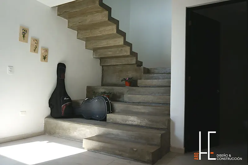 Casa Santa Fe: Escalera de concreto aparente
