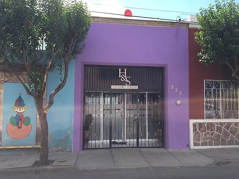 Fachada Hernández y Saucedo